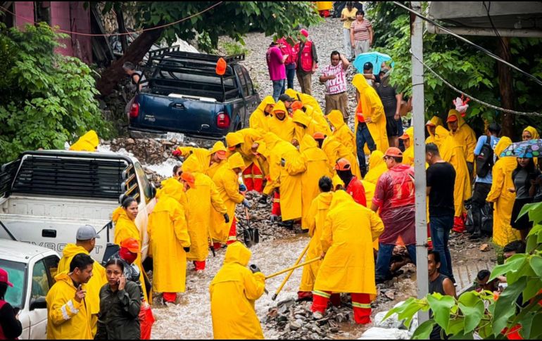 El mandatario estatal continúa haciendo recorridos junto con Protección Civil para tener acercamiento con la ciudadanía en donde existen afectaciones y en zonas donde se requerirá a detalle una evaluación técnica de daños a la infraestructura. X / @samuel_garcias