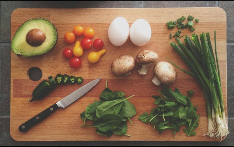 El ayuno intermitente se refiere a un patrón alimenticio que alterna entre períodos de ayuno y períodos de alimentación. Unsplash.