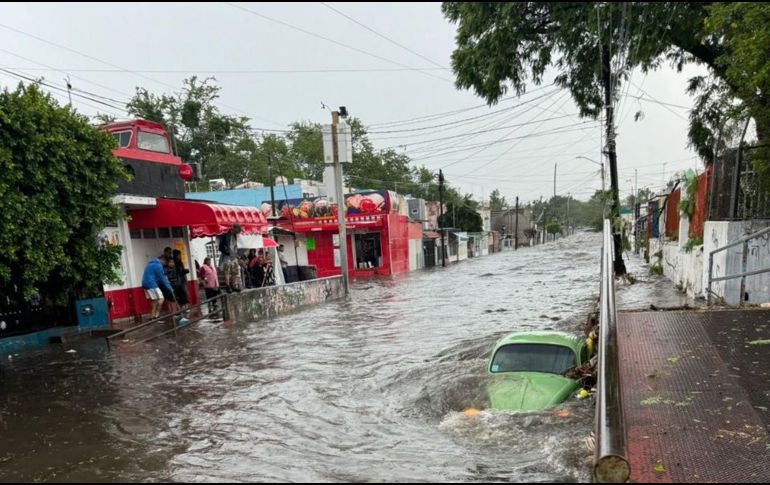 Sobre la calle Ciénega de Mata además15 casas habitación reportaron ingreso de agua entre cinco y 10 centímetros de altura. ESPECIAL