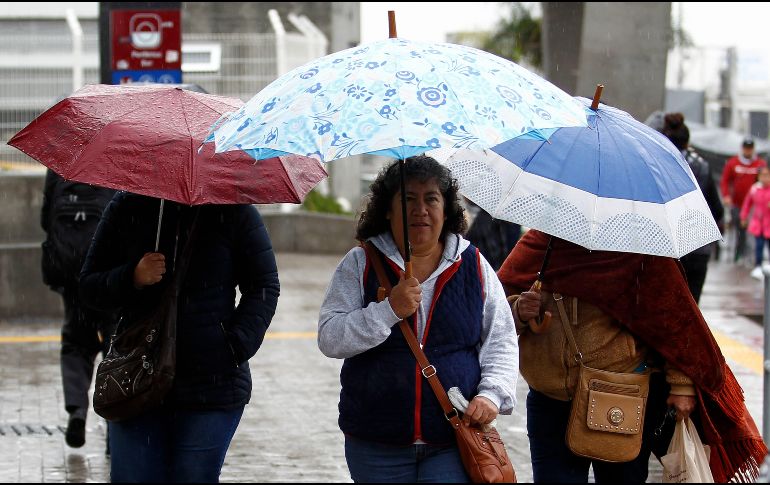 Paraguas hay muchos, pero solamente algunos resisten los fuertes vientos y lluvias de la temporada. EL INFORMADOR / ARCHIVO