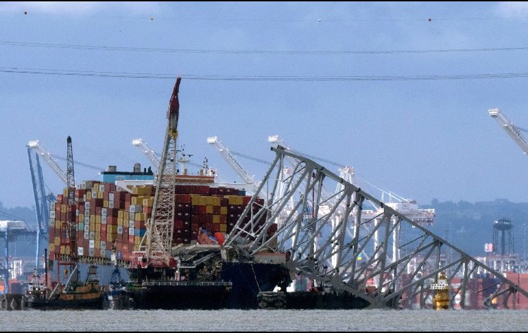 El puente Francis Scott Key colapsado, descansa sobre el buque portacontenedores Dali, el 12 de mayo de 2024, en Baltimore. AP / ARCHIVO