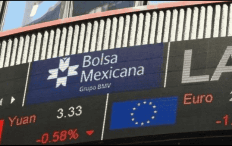 En la jornada, el peso se apreció un 0.77 % frente al dólar, al cotizar a 17.97 unidades por billete verde, luego de valuarse en 18.11 al cierre de la jornada previa, según datos del Banco de México. EFE / ARCHIVO