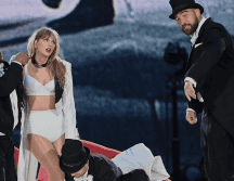 Kelce apareció con traje de esmoquin y sombrero alto junto a Swift en el escenario antes de la canción 