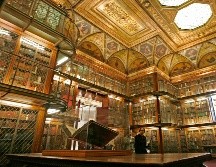Al centro, un ejemplar original de una de las Biblias de Gutenberg, la cual está resguardada en la Biblioteca Morgan de Nueva York. AP/R. Drew