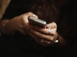 Los estafadores utilizan identidades falsas y argumentos engañosos para obtener dinero de sus víctimas. UNSPLASH / P. PREEZ