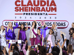 En el Claustro de Sor Juana Inés de la Cruz, en compañía de quienes la apoyaron durante el proceso electoral 2024, Sheinbaum aseguró que en los siguientes seis años va a reivindicar a las mujeres. SUN / G. Pano