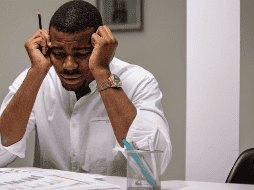 Existen cinco factores generales que provocan infelicidad a las personas del sector laboral. ESPECIAL/CANVA