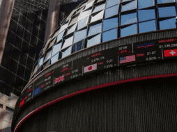 En la jornada, el peso se depreció un 0.9 % frente al dólar, al cotizar a 18.13 unidades por billete verde, luego de valuarse en 17.97 al cierre de la jornada previa, según datos del Banco de México. NTX / ARCHIVO