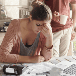 Cuatro de cada diez mexicanos experimentan malestares físicos por estrés financiero