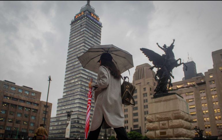 Se recomienda a la población portar paraguas o impermeable; utilizar el líquido para regar las plantas; barrer coladeras y manténlas libres de basura u objetos que las obstruyan; no verter grasas en el drenaje. SUN / ARCHIVO