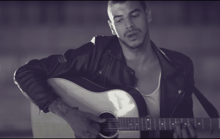 Medrano inició su camino musical a través de redes sociales al versionar canciones de otros artistas y fue en el 2015 cuando comenzó a tener mayor reconocimiento con la canción Una vez y otra vez; sin embargo, fue hasta que lanzó Bajo el agua que logró saltar a la fama. CAPTURA DE PANTALLA/YOUTUBE