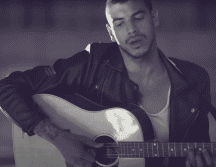 Medrano inició su camino musical a través de redes sociales al versionar canciones de otros artistas y fue en el 2015 cuando comenzó a tener mayor reconocimiento con la canción Una vez y otra vez; sin embargo, fue hasta que lanzó Bajo el agua que logró saltar a la fama. CAPTURA DE PANTALLA/YOUTUBE