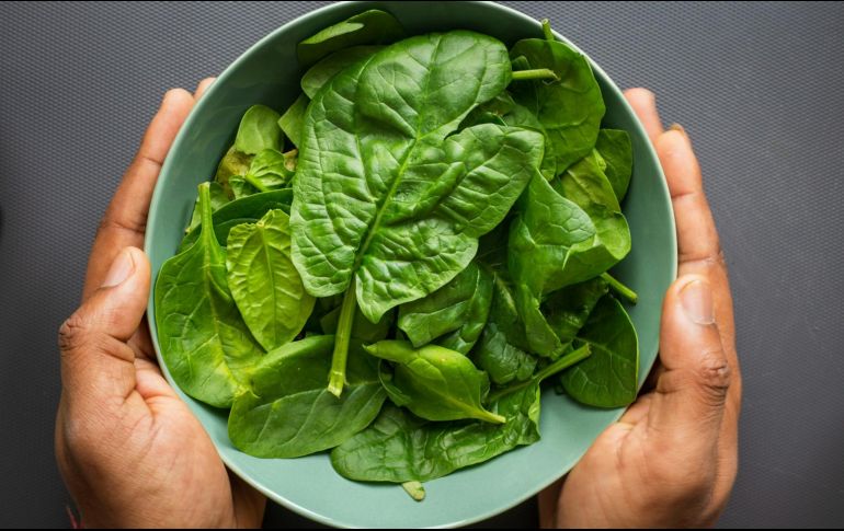 La espinaca ayuda a proteger las células del daño oxidativo y podría apoyar la síntesis de colágeno. Unsplash.