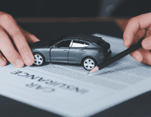 El puntaje de crédito es un factor crucial que influye en las primas del seguro de auto. Aunque puede parecer injusto que tu historial crediticio afecte lo que pagas por el seguro, comprender esta relación puede ayudarte a tomar medidas para mejorar tu puntaje y, en consecuencia, reducir tus costos de seguro. CANVA