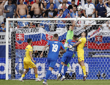 Rumania avanzó como primero de grupo, mientras que Eslovaquia es tercero. EFE / Y. Valat