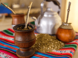 Aunque muchos consumidores de mate asocian su consumo con la acidez estomacal, la evidencia científica no respalda esta percepción de manera concluyente. CANVA