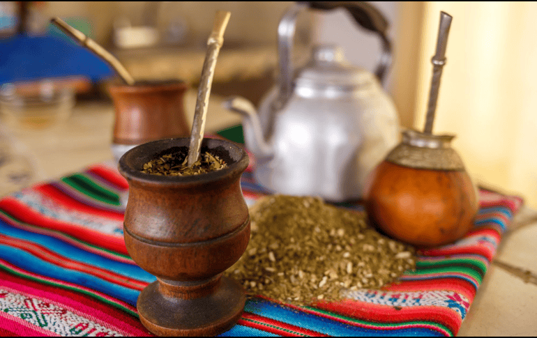 Aunque muchos consumidores de mate asocian su consumo con la acidez estomacal, la evidencia científica no respalda esta percepción de manera concluyente. CANVA