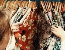 Cómo la ropa de segunda mano está ganando popularidad y redefiniendo el concepto de lujo. UNSPLASH