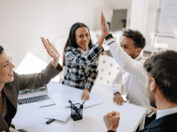 Robert Waldinger, director investigador, subrayó la importancia de satisfacer las necesidades sociales para aumentar la felicidad. ESPECIAL/CANVA