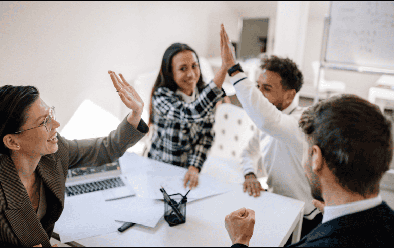 Robert Waldinger, director investigador, subrayó la importancia de satisfacer las necesidades sociales para aumentar la felicidad. ESPECIAL/CANVA