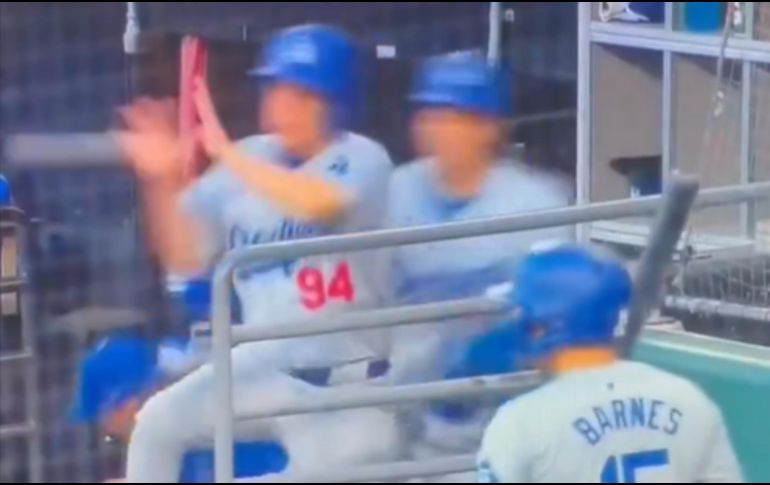 El traductor del equipo y otros jugadores ahí presentes fueron captados al momento. ESPECIAL