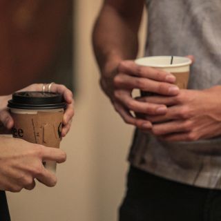 Beneficios de tomar café en la primera hora de la mañana