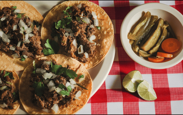 La barbacoa es más que un simple platillo; es una tradición que une a familias y amigos en torno a sabores ancestrales.  CANVA