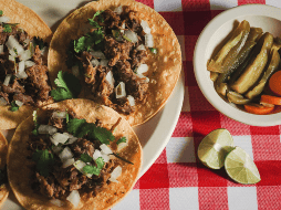 La barbacoa es más que un simple platillo; es una tradición que une a familias y amigos en torno a sabores ancestrales.  CANVA