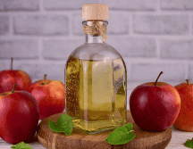 El vinagre de manzana sigue siendo un ingrediente valioso tanto en la cocina como en el ámbito medicinal, aportando sabor y beneficios a quienes lo utilizan adecuadamente. CANVA