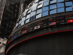 En la jornada, el peso se depreció un 0.24 % frente al dólar, al cotizar en 18.41 unidades por billete verde, tras valuarse en los 18.36, según datos del Banco de México. NTX / ARCHIVO