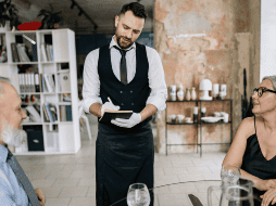 Las estimaciones salariales que se mencionan, se derivan de 175 sueldos enviados de forma anónima a Glassdoor . ESPECIAL/CANVA