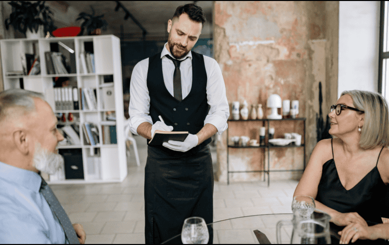 Las estimaciones salariales que se mencionan, se derivan de 175 sueldos enviados de forma anónima a Glassdoor . ESPECIAL/CANVA