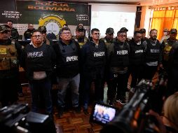 Varios detenidos por su presunta participación en el intento fallido de golpe del día anterior presentados ante la prensa en La Paz, Bolivia. AP /Juan Karita