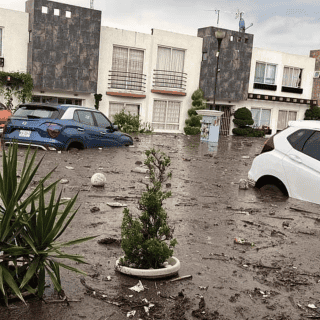 Fuertes lluvias desbordan Canal de San Martín en Chalco, Edomex
