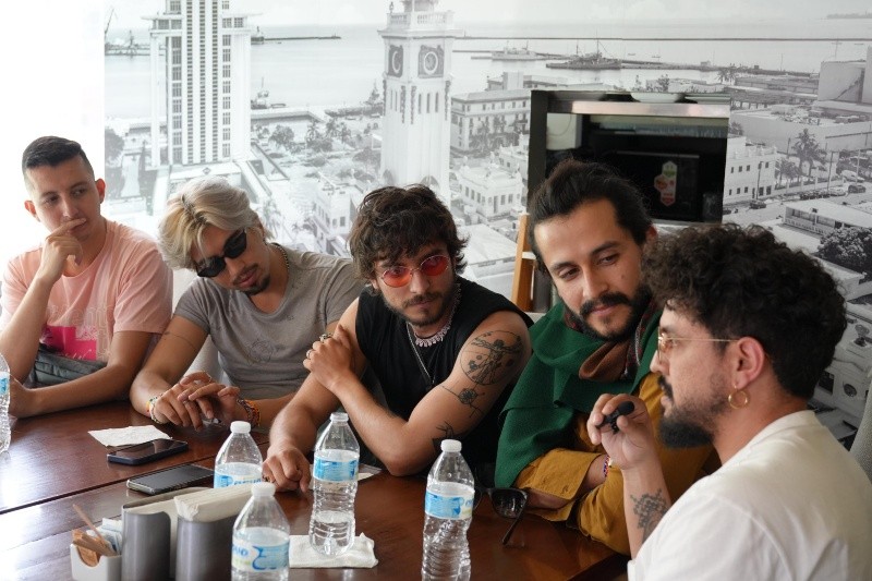 Daniel Tovar (D) comparte información sobre las actualizaciones de nuevas presentaciones para Nasa Histoires en los siguientes meses. EL INFORMADOR/ Érika Guerrero&nbsp;