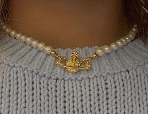 El collar de perlas de Vivienne Westwood no es solo un accesorio; es una pieza de historia y una declaración de estilo. PINTEREST