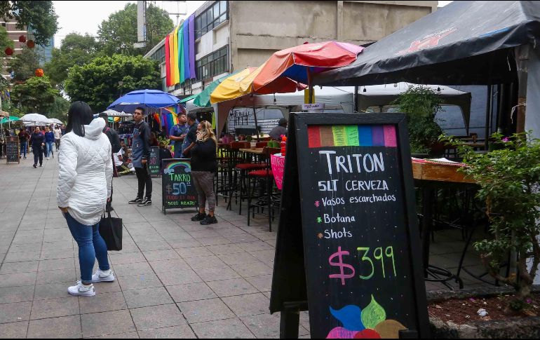 Comercios de la Zona Rosa se preparan para la celebración de la Marcha del Orgullo LGBT+. SUN/L. Camacho