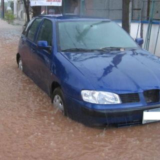 Así puedes mantenerte seguro cuando manejes bajo una lluvia intensa