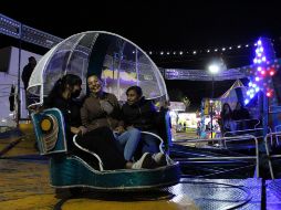 Los juegos mecánicos son característicos de la Feria de Silao de la Victoria. En esta imagen, una familia disfruta de una de estas atracciones. ESPECIAL / Fotografía de Feria Silao en Facebook