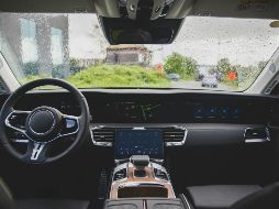 Se dice que los autos eléctricos podrían sufrir más daños con la lluvia, aunque esto es un mito. ESPECIAL / Foto de Bram Van Oost en Unsplash