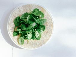 Rica en vitamina C y antioxidantes como la vitamina A y E, la espinaca ayuda a proteger las células del daño oxidativo y podría apoyar la síntesis de colágeno. ESPECIAL / Foto de Amanda Frank en Unsplash