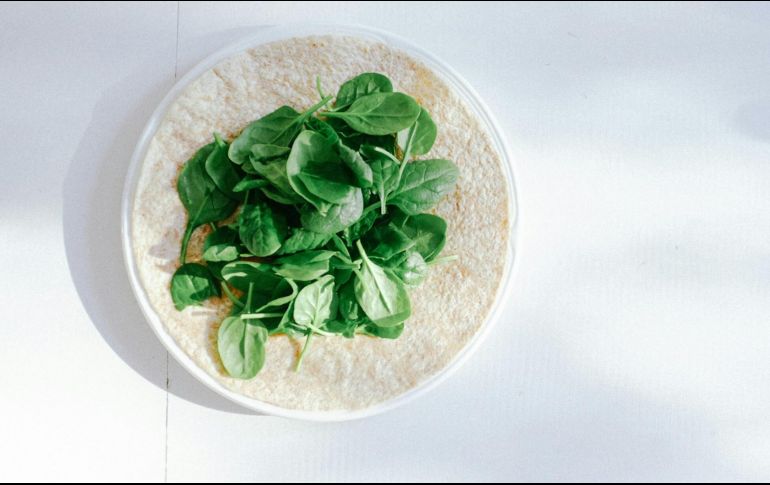 Rica en vitamina C y antioxidantes como la vitamina A y E, la espinaca ayuda a proteger las células del daño oxidativo y podría apoyar la síntesis de colágeno. ESPECIAL / Foto de Amanda Frank en Unsplash