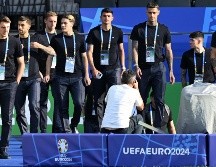 Jugadores italianos visitan la cancha del estadio Olímpico de Berlín, la misma donde otras generaciones ganaron los Juegos Olímpicos de 1936 y la Copa del Mundo 2006. EFE/D. Dal Zennaro