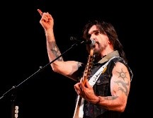 Juanes conquista Málaga en el inicio de su gira en España; también visitará Barcelona, Madrid, Gran Canaria y Pontevedra. EFE/ Carlos Díaz