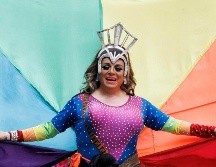 Miles de asistentes bailaron al ritmo de la música de las carrozas en los alrededores de Stonewall, local de referencia de la comunidad gay. EFE/ Sarah Yenesel