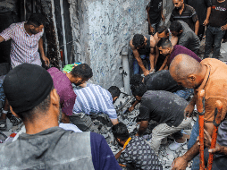 Trabajo de rescate después de un bombardeo en la calle Al-Hoja en el centro del campamento de refugiados de Jabalia, en el norte de la Franja de Gaza. Hay al menos 40 muertos y 224 heridos. XINHUA / M. ZAKI
