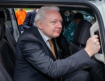 Julian Assange, fundador del sitio web WikiLeaks, salió de un tribunal federal el 26 de junio de 2024, en Saipan, Islas Marianas. AP / Archivo)