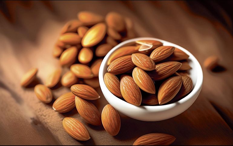 Las almendras son otro fruto seco que supera al huevo en contenido proteico, con 21.2 gramos de proteínas por cada 100 gramos. ESPECIAL