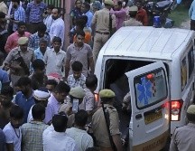 Los cuerpos fueron trasladados a hospitales y morgues en camiones y vehículos privados. ESPECIAL / AP