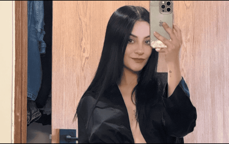 Paola se muestra en la sala de parto, conectada a oxígeno y con una gorra quirúrgica. INSTAGRAM/ paoladalay_2203